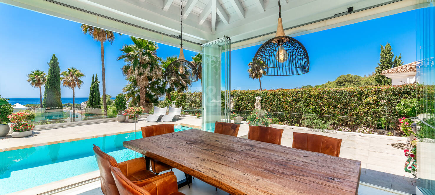 Stilvolle Villa mit Panoramablick auf das Meer in der Nähe des Strandes und des Stadtzentrums an der Golden Mile