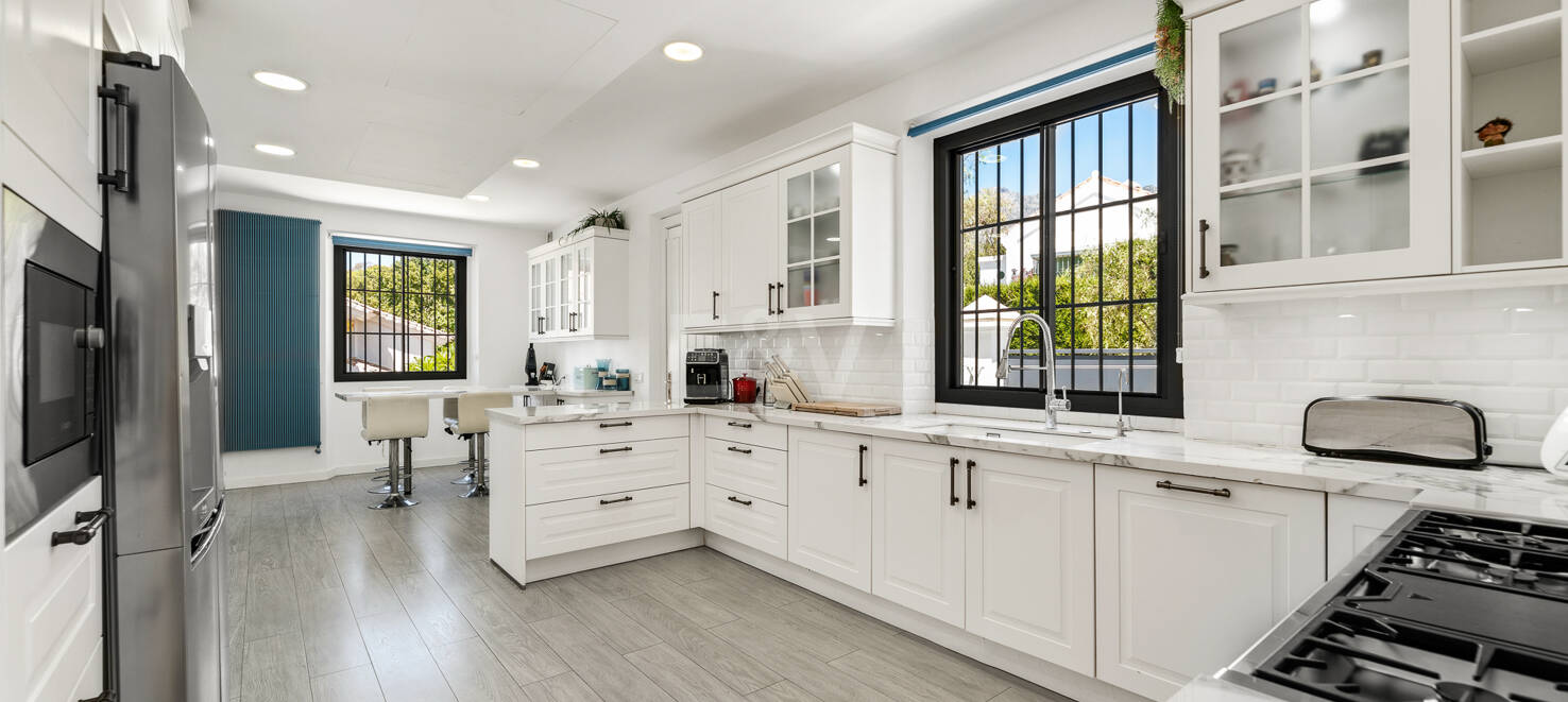 Stilvolle Villa mit Panoramablick auf das Meer in der Nähe des Strandes und des Stadtzentrums an der Golden Mile