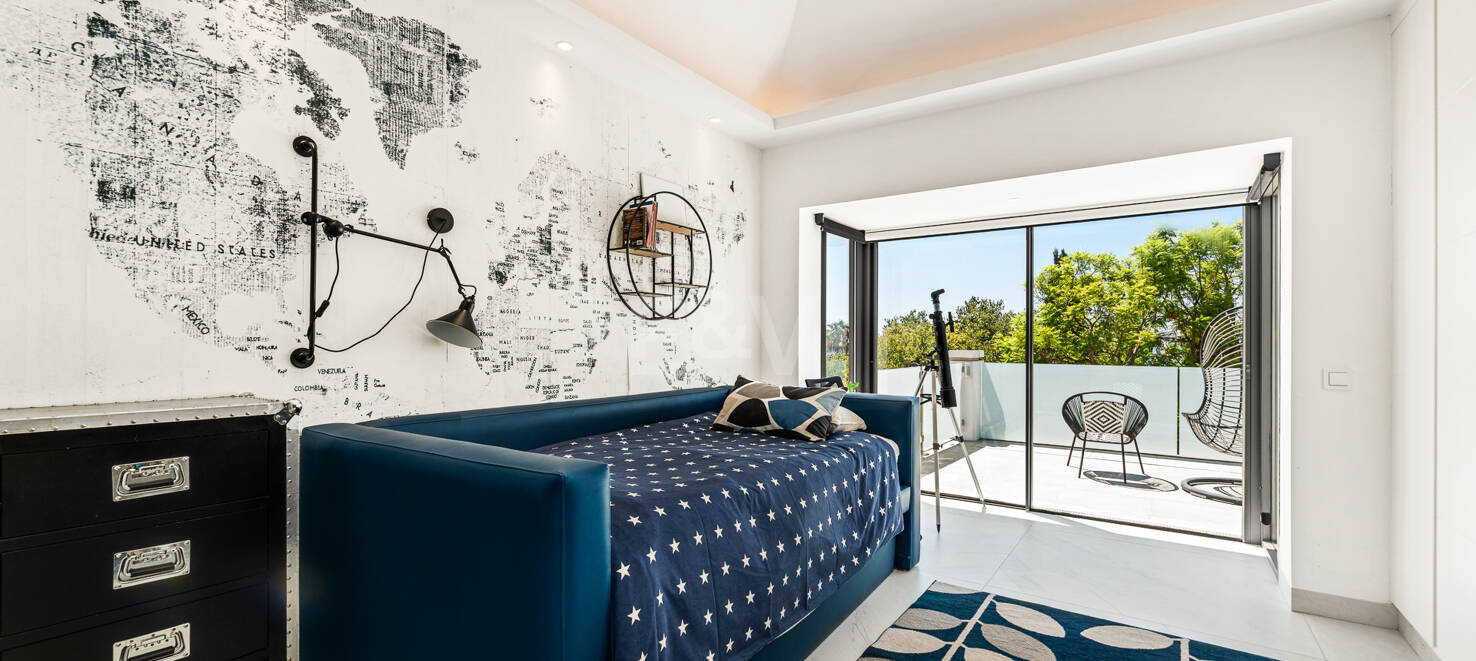 Stilvolle Villa mit Panoramablick auf das Meer in der Nähe des Strandes und des Stadtzentrums an der Golden Mile