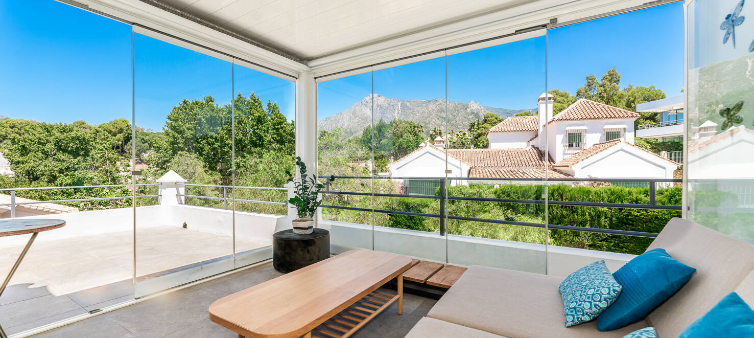 Stilvolle Villa mit Panoramablick auf das Meer in der Nähe des Strandes und des Stadtzentrums an der Golden Mile