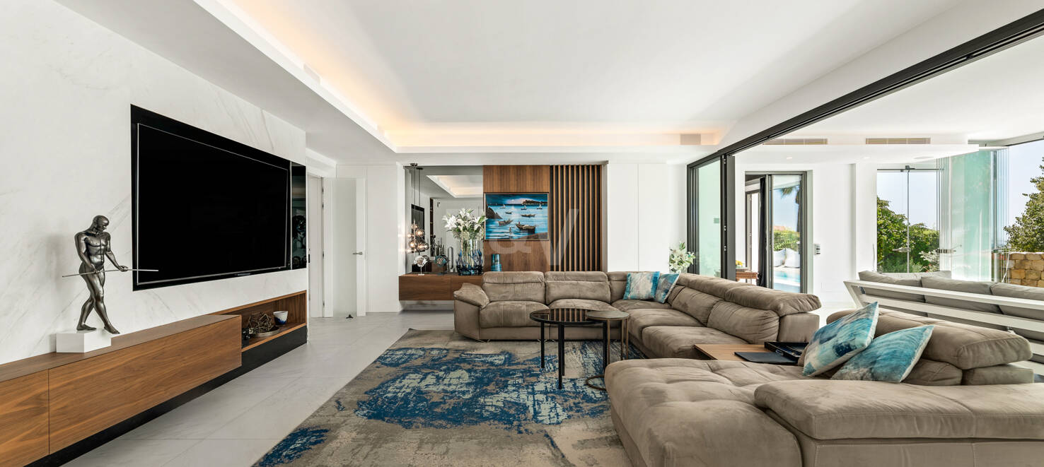 Stilvolle Villa mit Panoramablick auf das Meer in der Nähe des Strandes und des Stadtzentrums an der Golden Mile