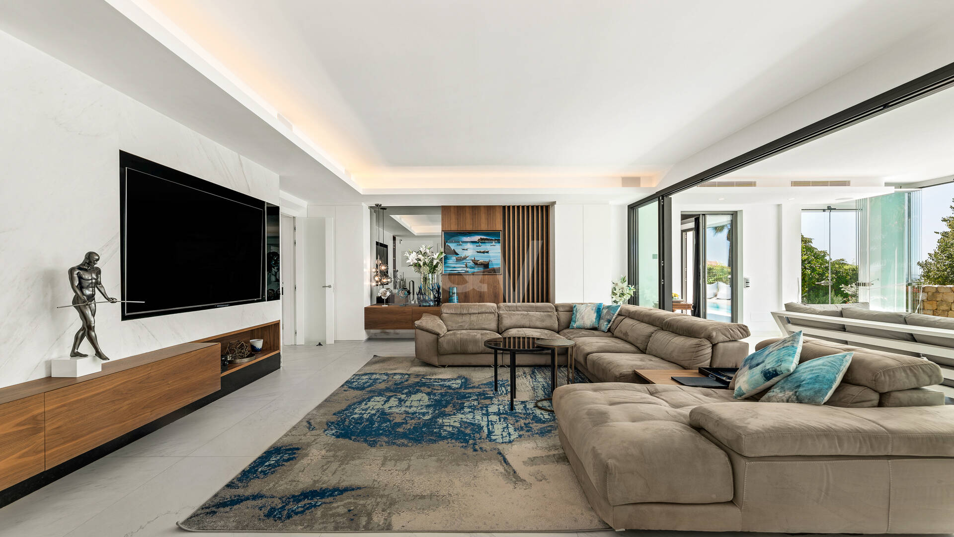 Stylish Villa with Panoramic Sea Views near the Beach and the City Centre on the Golden Mile