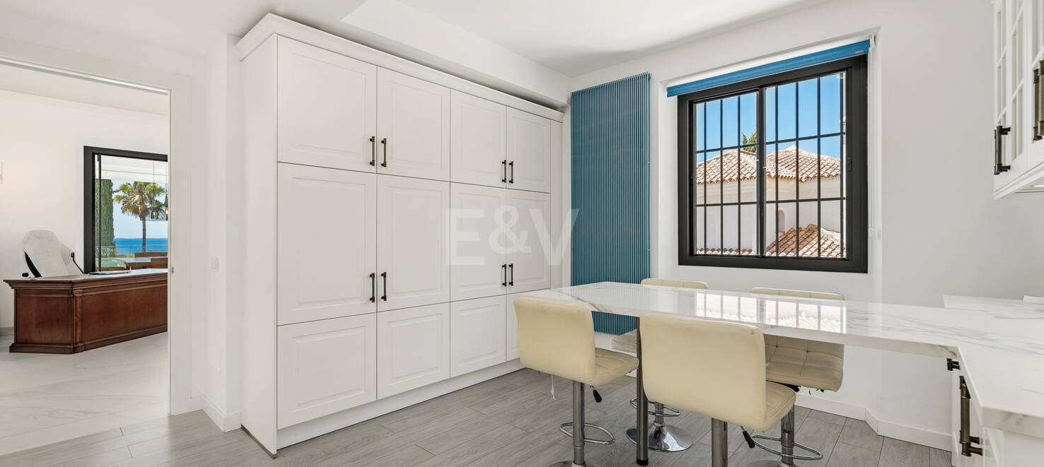 Stilvolle Villa mit Panoramablick auf das Meer in der Nähe des Strandes und des Stadtzentrums an der Golden Mile