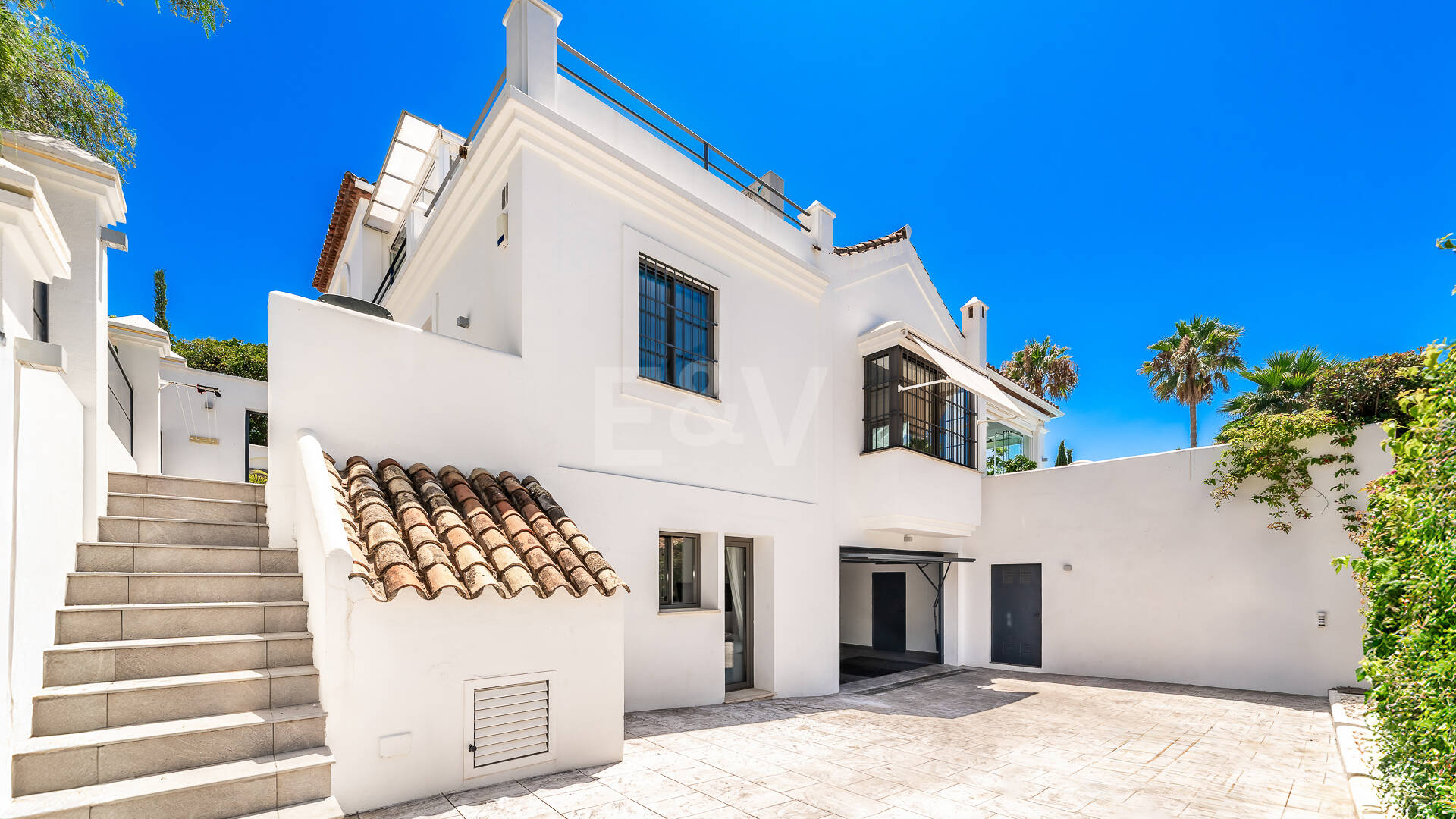 Stylish Villa with Panoramic Sea Views near the Beach and the City Centre on the Golden Mile