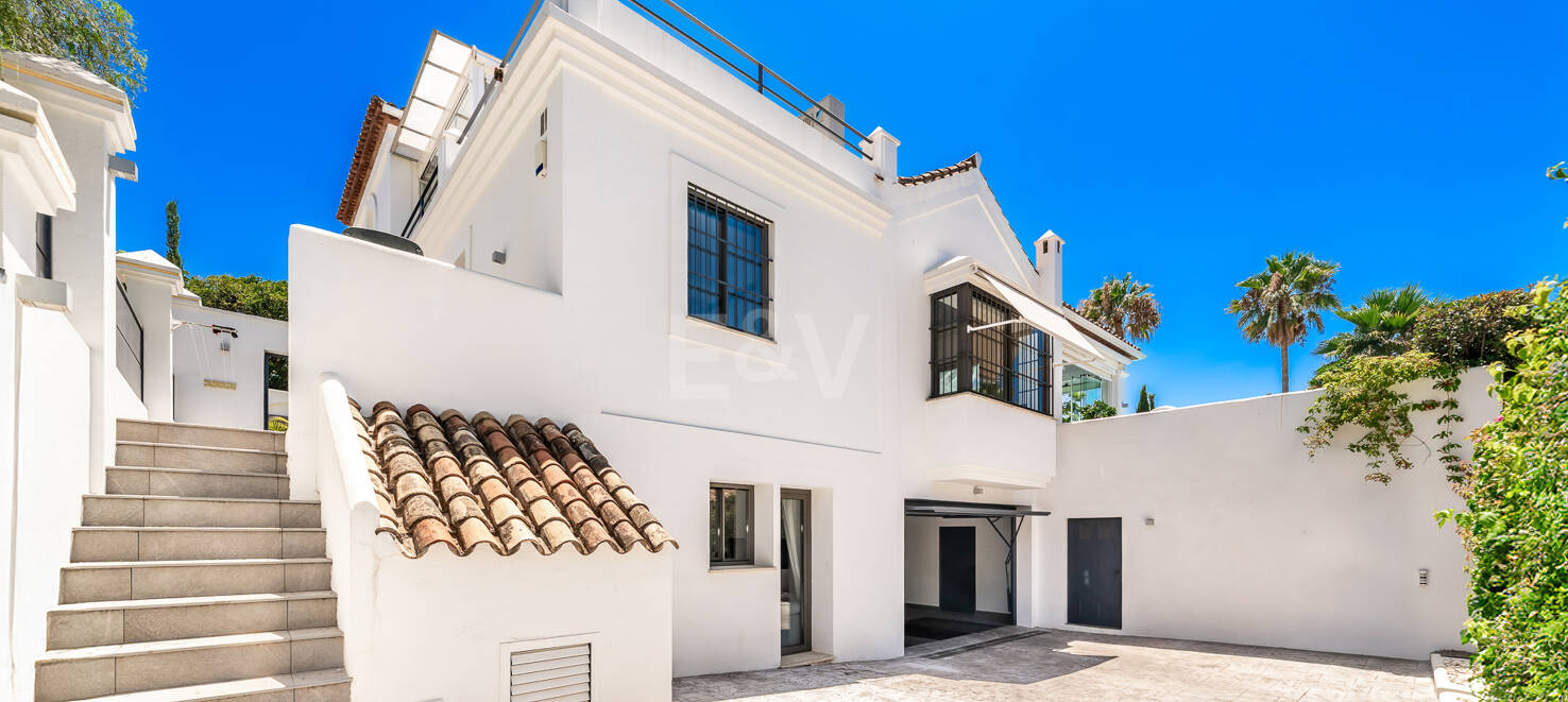 Stilvolle Villa mit Panoramablick auf das Meer in der Nähe des Strandes und des Stadtzentrums an der Golden Mile