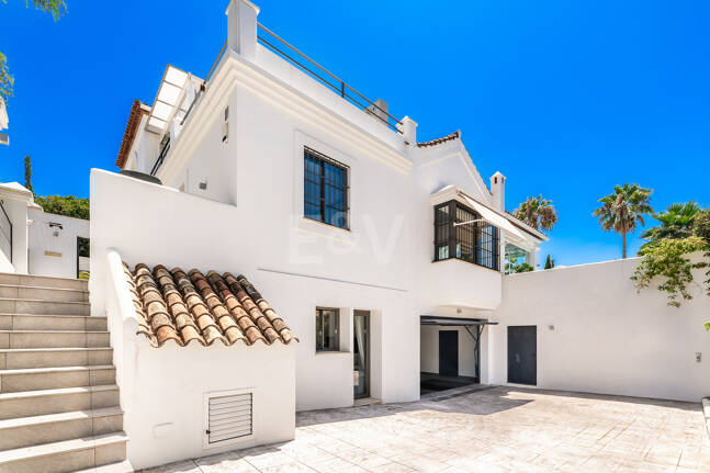 Stylish Villa with Panoramic Sea Views near the Beach and the City Centre on the Golden Mile