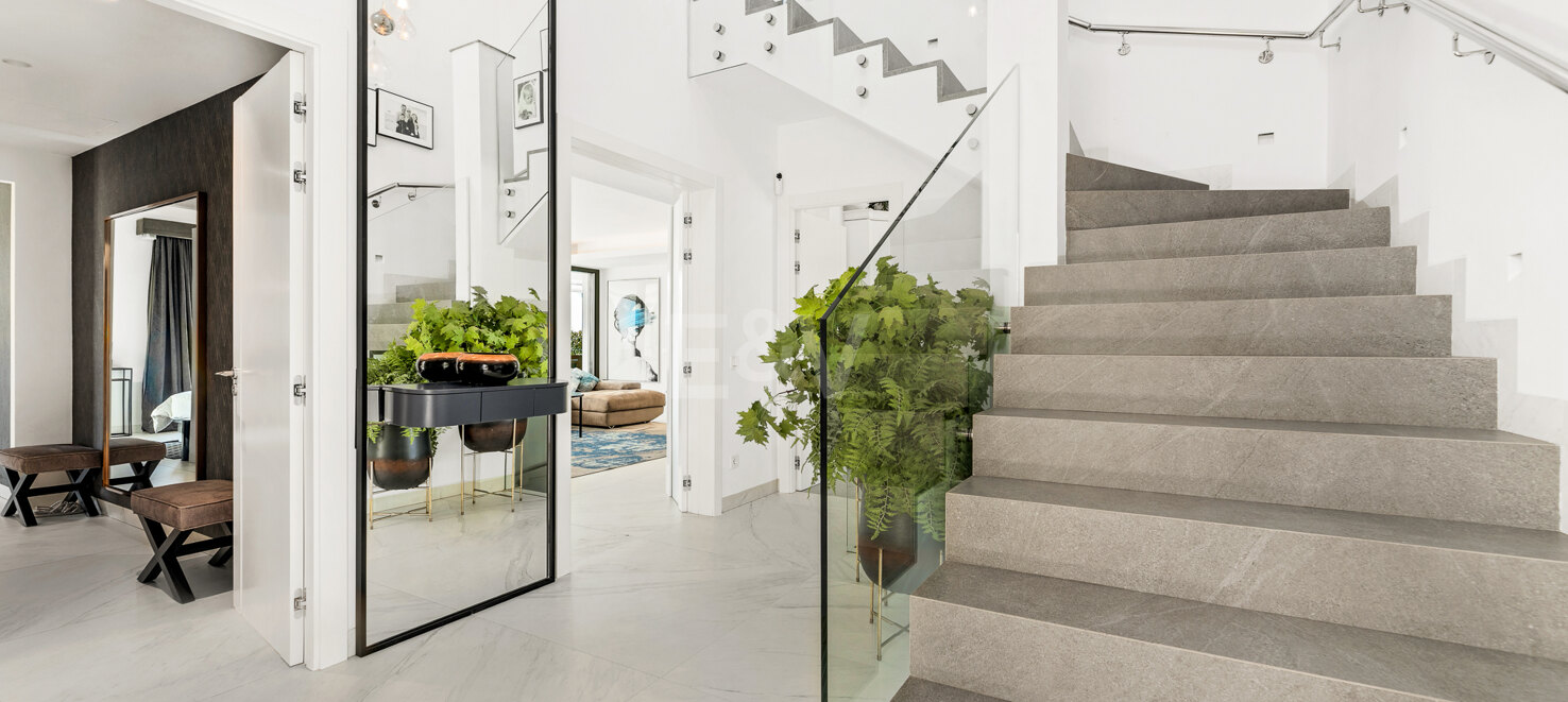 Stylish Villa with Panoramic Sea Views near the Beach and the City Centre on the Golden Mile