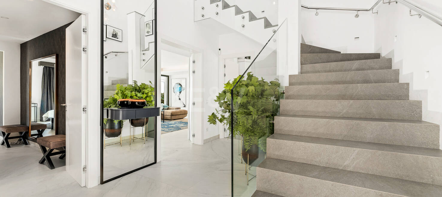 Stilvolle Villa mit Panoramablick auf das Meer in der Nähe des Strandes und des Stadtzentrums an der Golden Mile