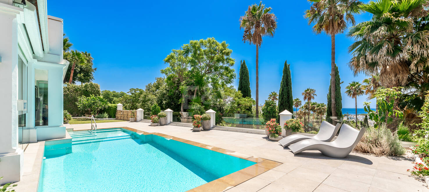 Stilvolle Villa mit Panoramablick auf das Meer in der Nähe des Strandes und des Stadtzentrums an der Golden Mile