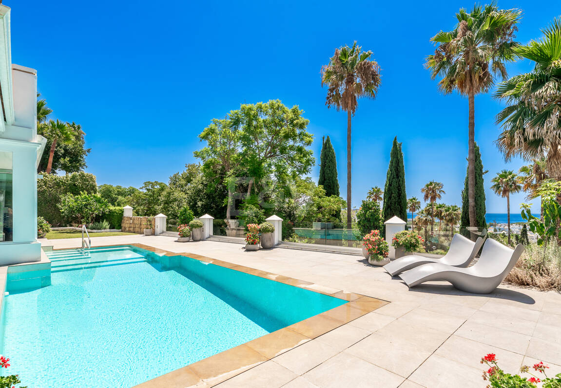 Stylish Villa with Panoramic Sea Views near the Beach and the City Centre on the Golden Mile