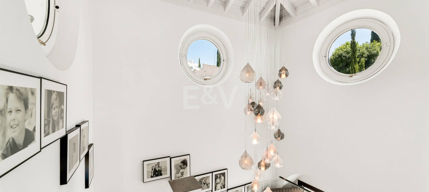 Stilvolle Villa mit Panoramablick auf das Meer in der Nähe des Strandes und des Stadtzentrums an der Golden Mile