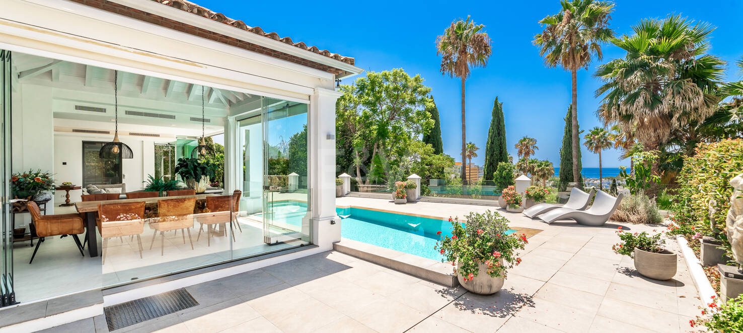 Stilvolle Villa mit Panoramablick auf das Meer in der Nähe des Strandes und des Stadtzentrums an der Golden Mile