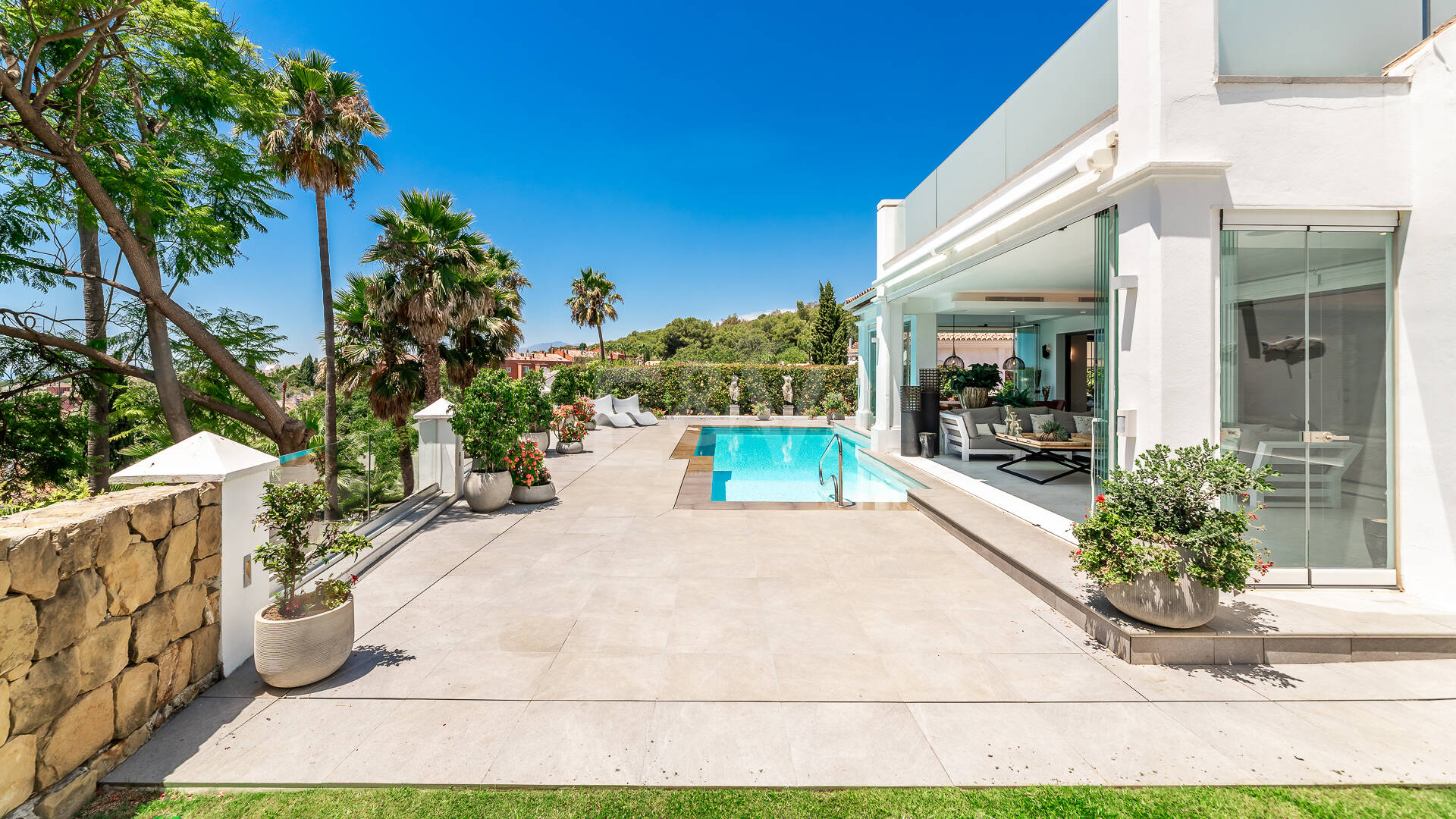 Stylish Villa with Panoramic Sea Views near the Beach and the City Centre on the Golden Mile
