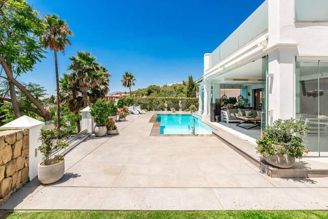 Stylish Villa with Panoramic Sea Views near the Beach and the City Centre on the Golden Mile