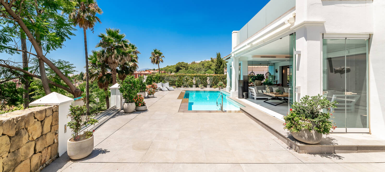 Stilvolle Villa mit Panoramablick auf das Meer in der Nähe des Strandes und des Stadtzentrums an der Golden Mile