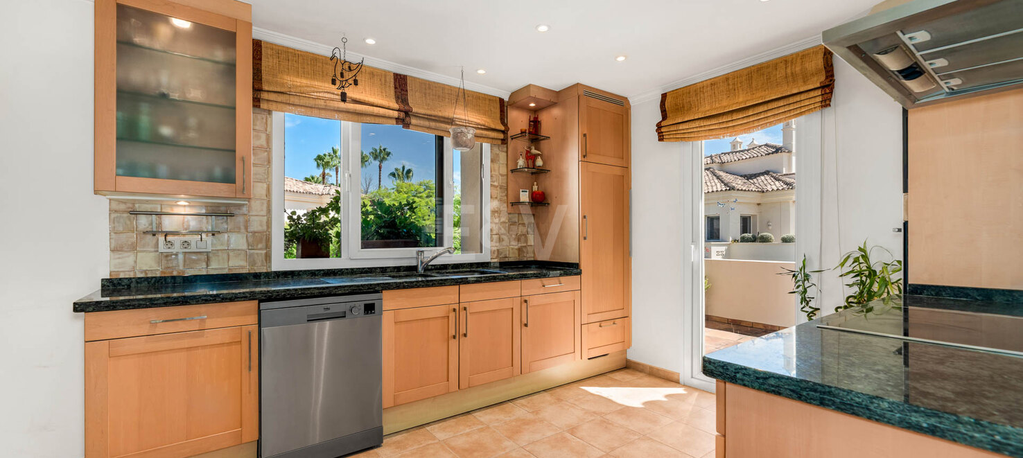 Duplex penthouse with spectacular views in prestigious Golf area – Great Potential !