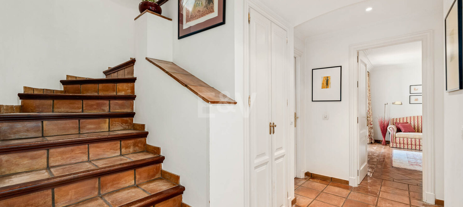 Duplex penthouse with spectacular views in prestigious Golf area – Great Potential !