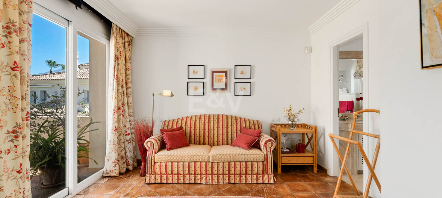 Duplex penthouse with spectacular views in prestigious Golf area – Great Potential !