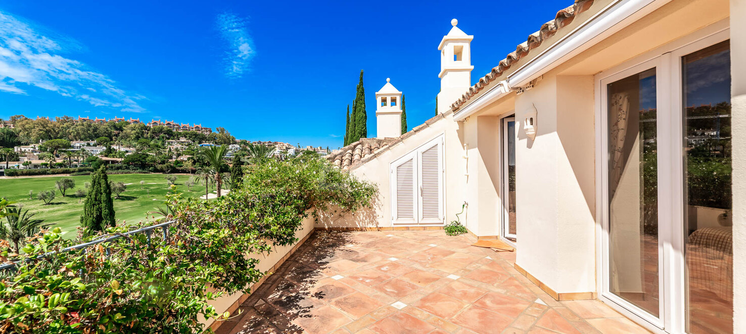 Duplex penthouse with spectacular views in prestigious Golf area – Great Potential !