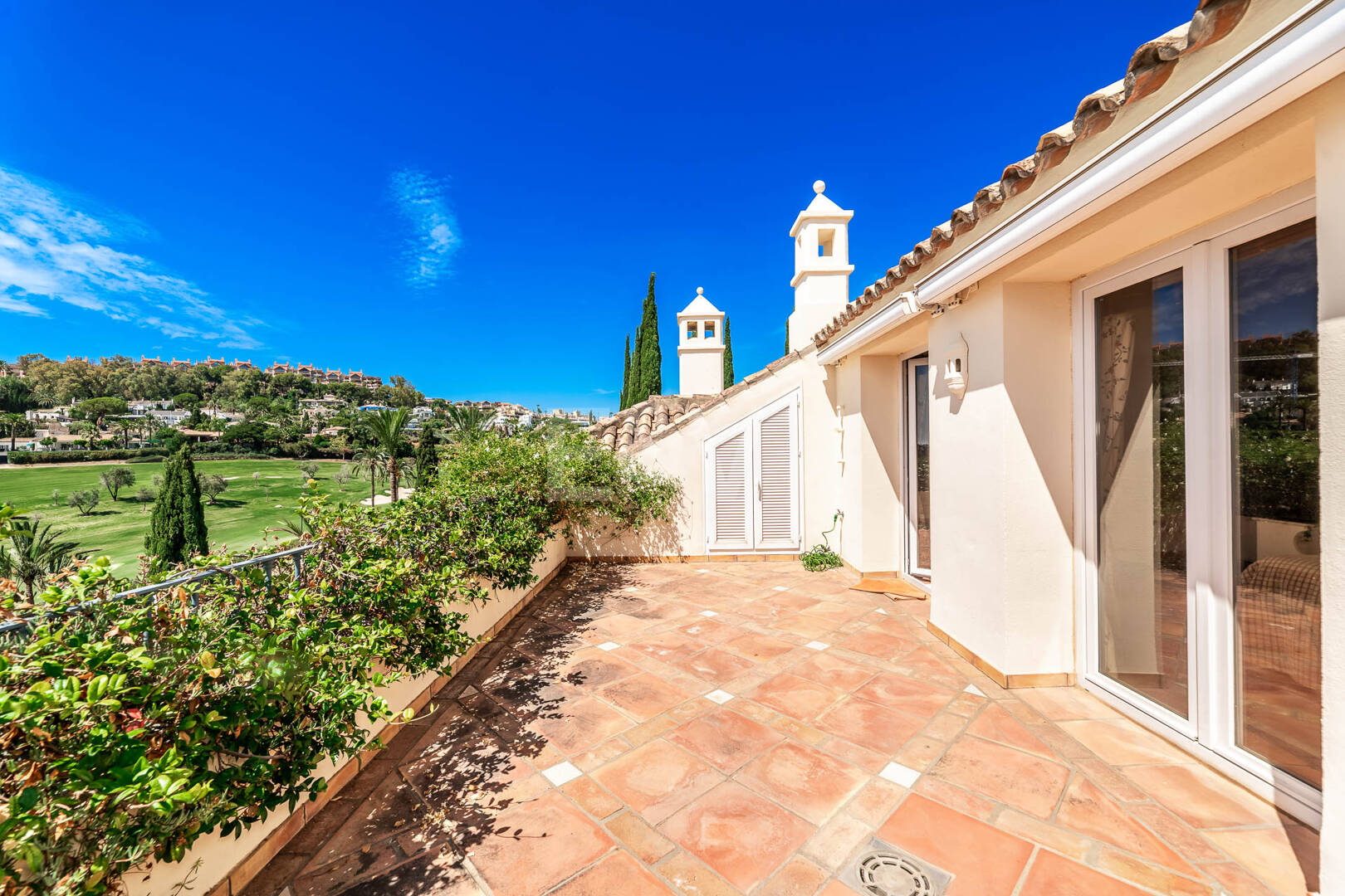 Penthouse dúplex en una prestigiosa comunidad de golf en primera línea con vistas espectaculares