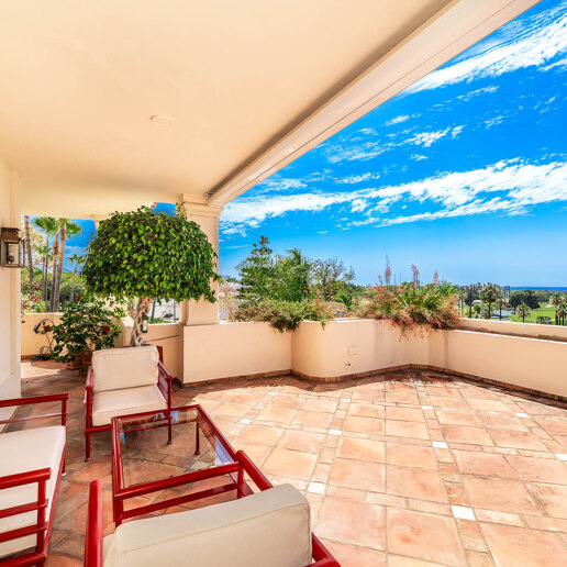 Duplex penthouse with spectacular views in prestigious Golf area – Great Potential !