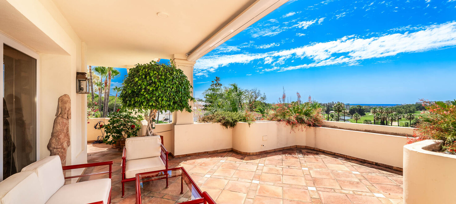Duplex penthouse with spectacular views in prestigious Golf area – Great Potential !