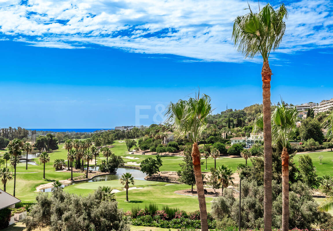 Duplex Penthouse med spektakulär Utsikt över Prestigeious Golf Area med stor potential