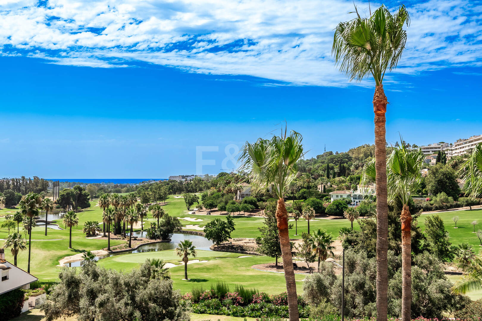 Penthouse dúplex en una prestigiosa comunidad de golf en primera línea con vistas espectaculares
