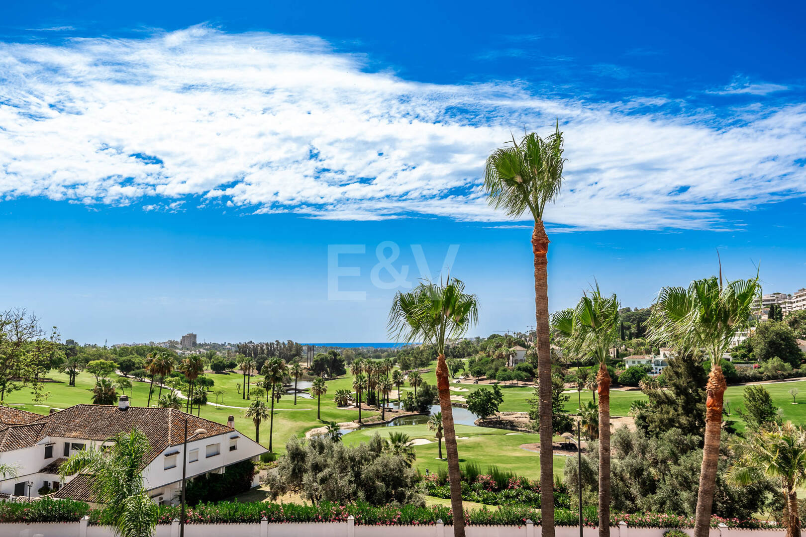 Penthouse dúplex en una prestigiosa comunidad de golf en primera línea con vistas espectaculares