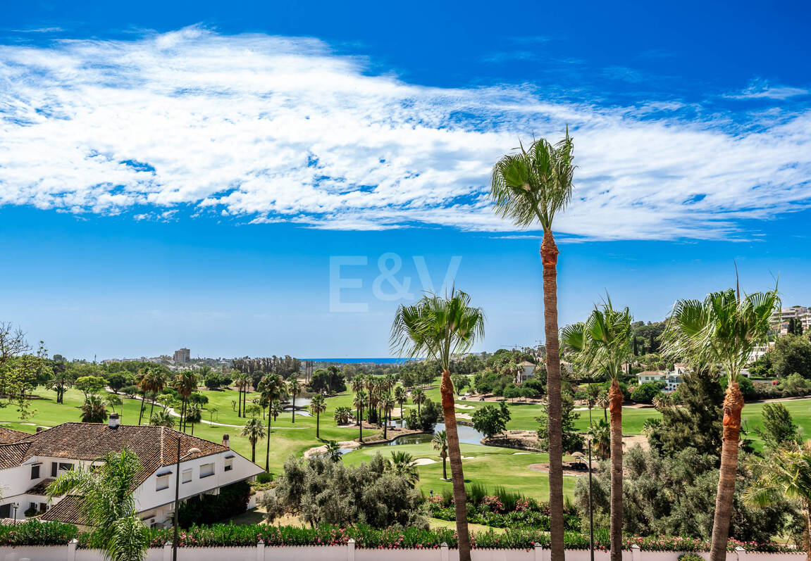Duplex Penthouse med spektakulär Utsikt över Prestigeious Golf Area med stor potential