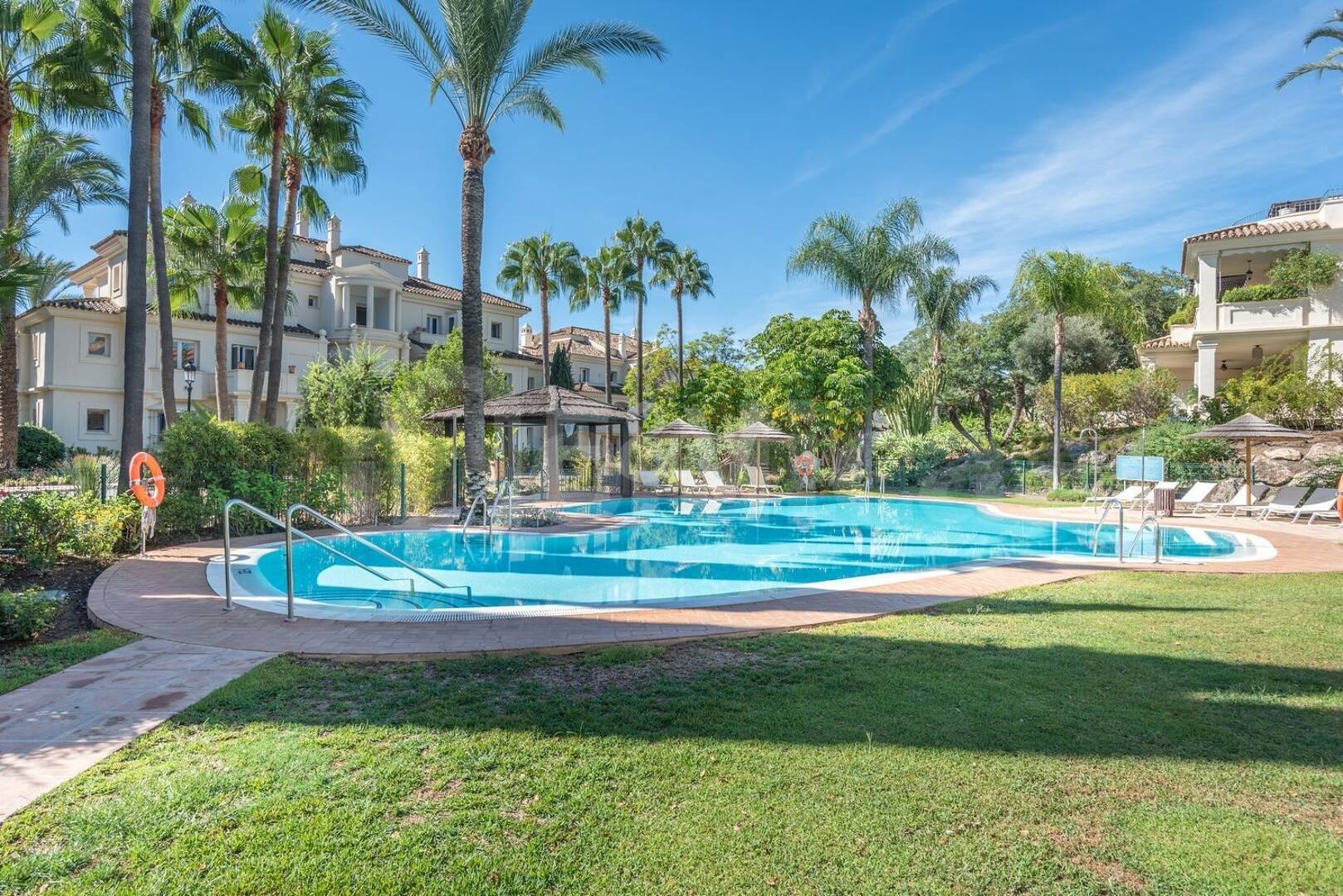 Penthouse dúplex en una prestigiosa comunidad de golf en primera línea con vistas espectaculares