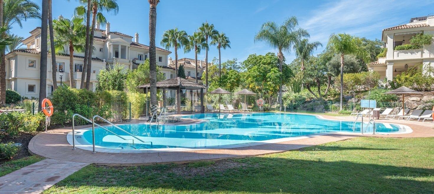 Duplex penthouse with spectacular views in prestigious Golf area – Great Potential !