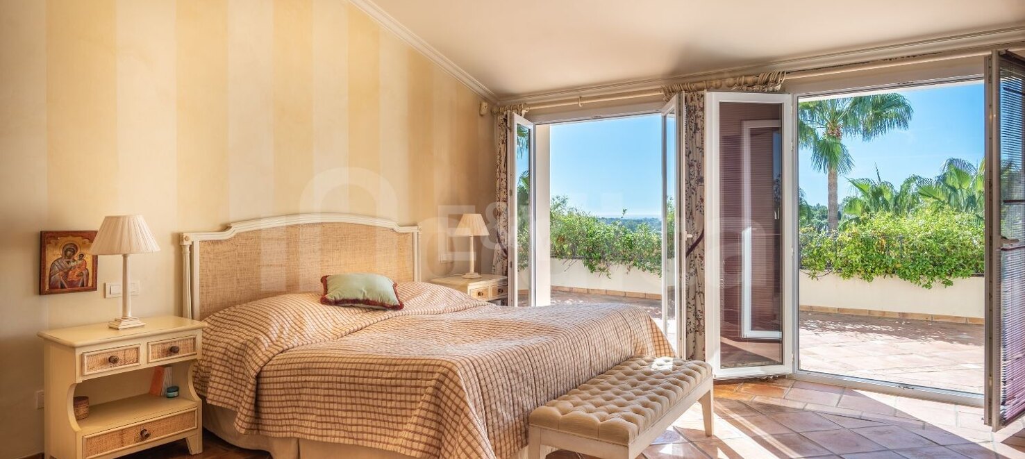 Duplex penthouse with spectacular views in prestigious Golf area – Great Potential !