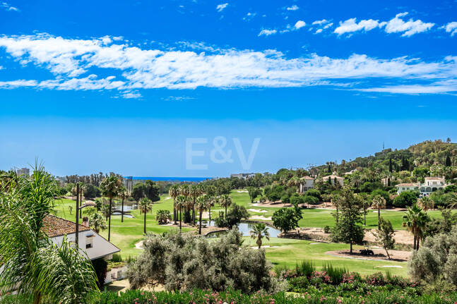 Duplex Penthouse med spektakulär Utsikt över Prestigeious Golf Area med stor potential