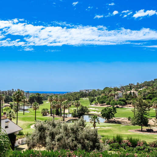Duplex penthouse with spectacular views in prestigious Golf area – Great Potential !