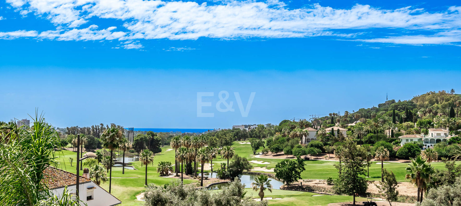 Duplex penthouse with spectacular views in prestigious Golf area – Great Potential !