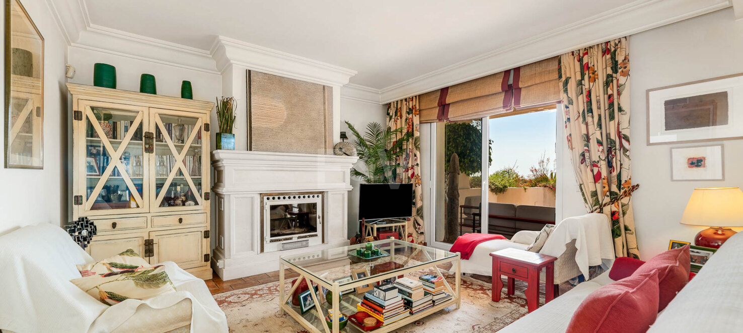 Duplex penthouse with spectacular views in prestigious Golf area – Great Potential !