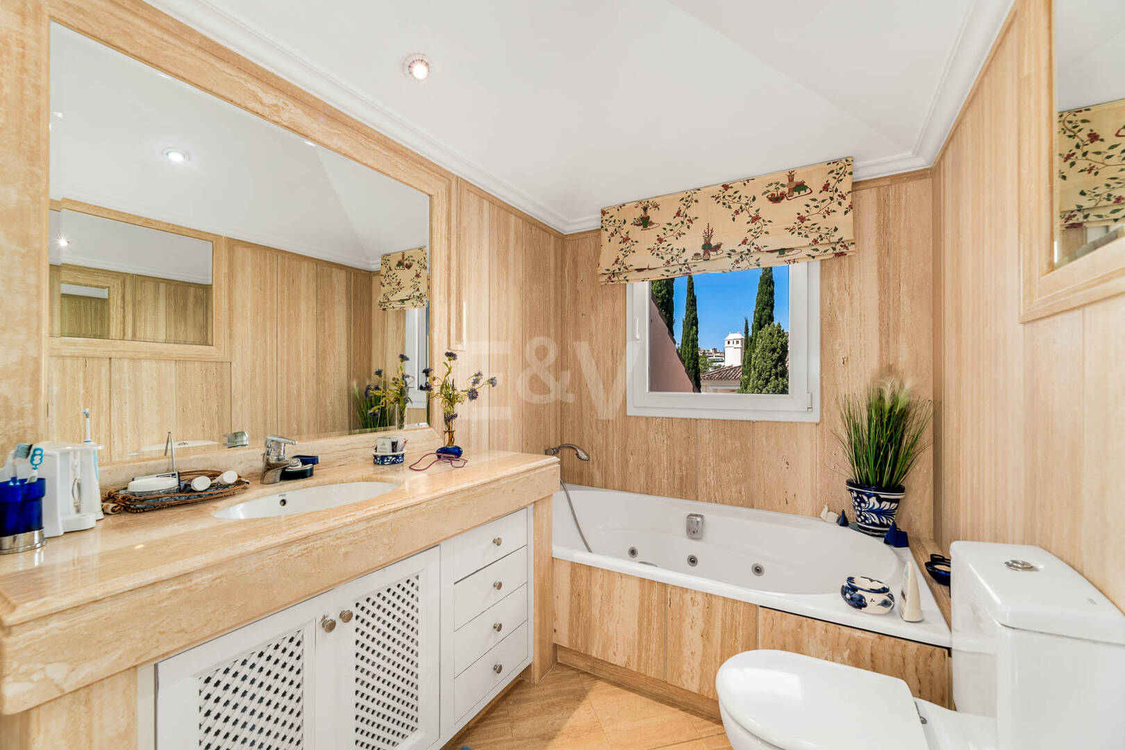 Penthouse dúplex en una prestigiosa comunidad de golf en primera línea con vistas espectaculares