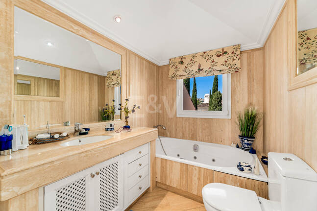 Duplex Penthouse med spektakulär Utsikt över Prestigeious Golf Area med stor potential