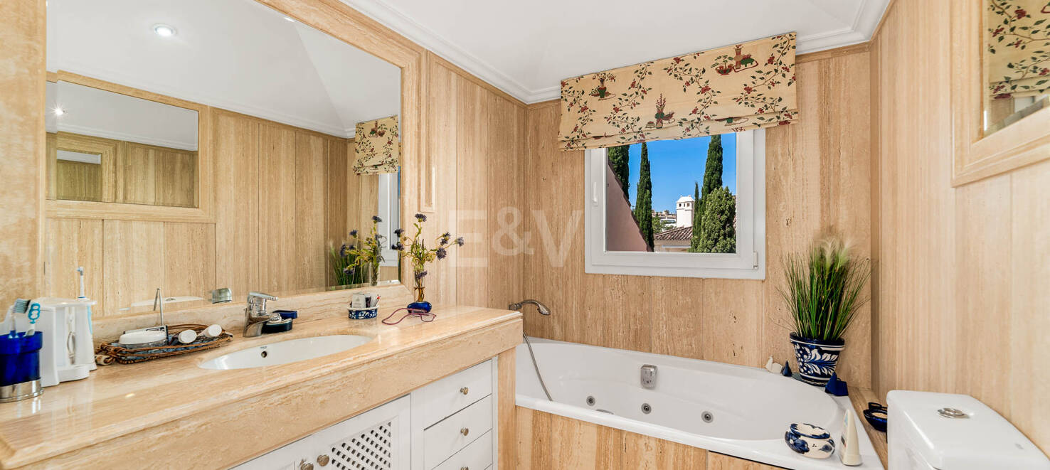 Duplex Penthouse avec Spectaculaire Vues dans la zone de golf prestigieux avec un grand potentiel