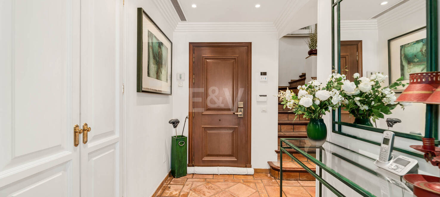 Duplex Penthouse avec Spectaculaire Vues dans la zone de golf prestigieux avec un grand potentiel