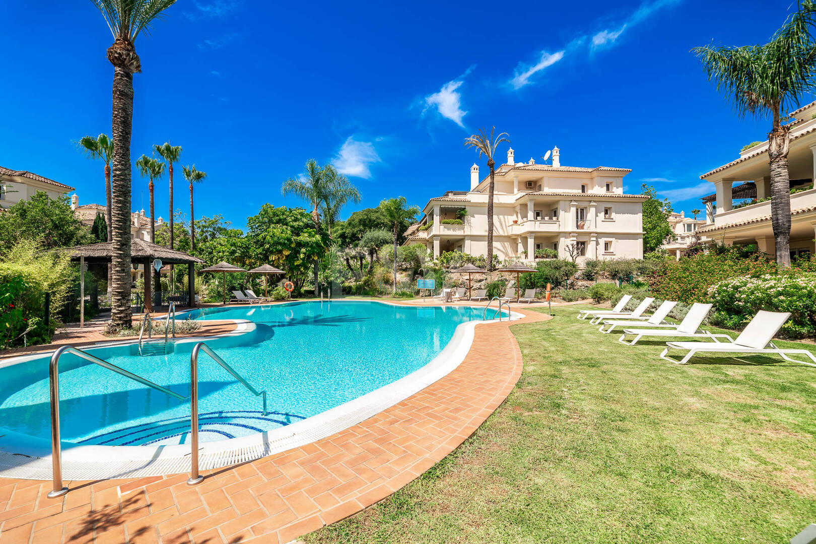 Penthouse dúplex en una prestigiosa comunidad de golf en primera línea con vistas espectaculares