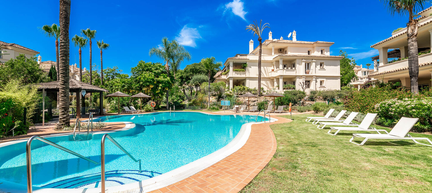 Duplex penthouse with spectacular views in prestigious Golf area – Great Potential !
