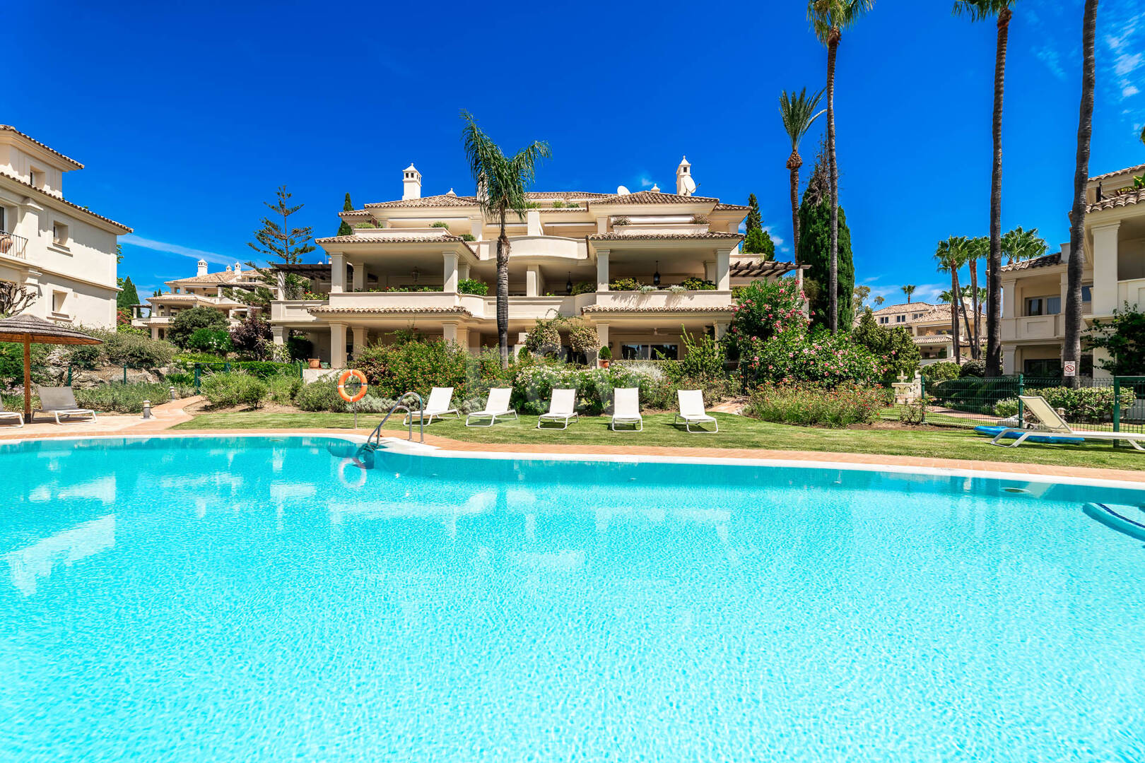 Penthouse dúplex en una prestigiosa comunidad de golf en primera línea con vistas espectaculares