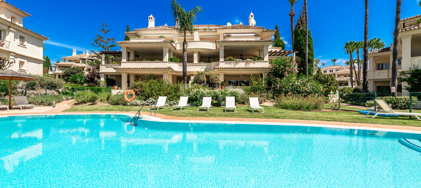 Duplex penthouse with spectacular views in prestigious Golf area – Great Potential !