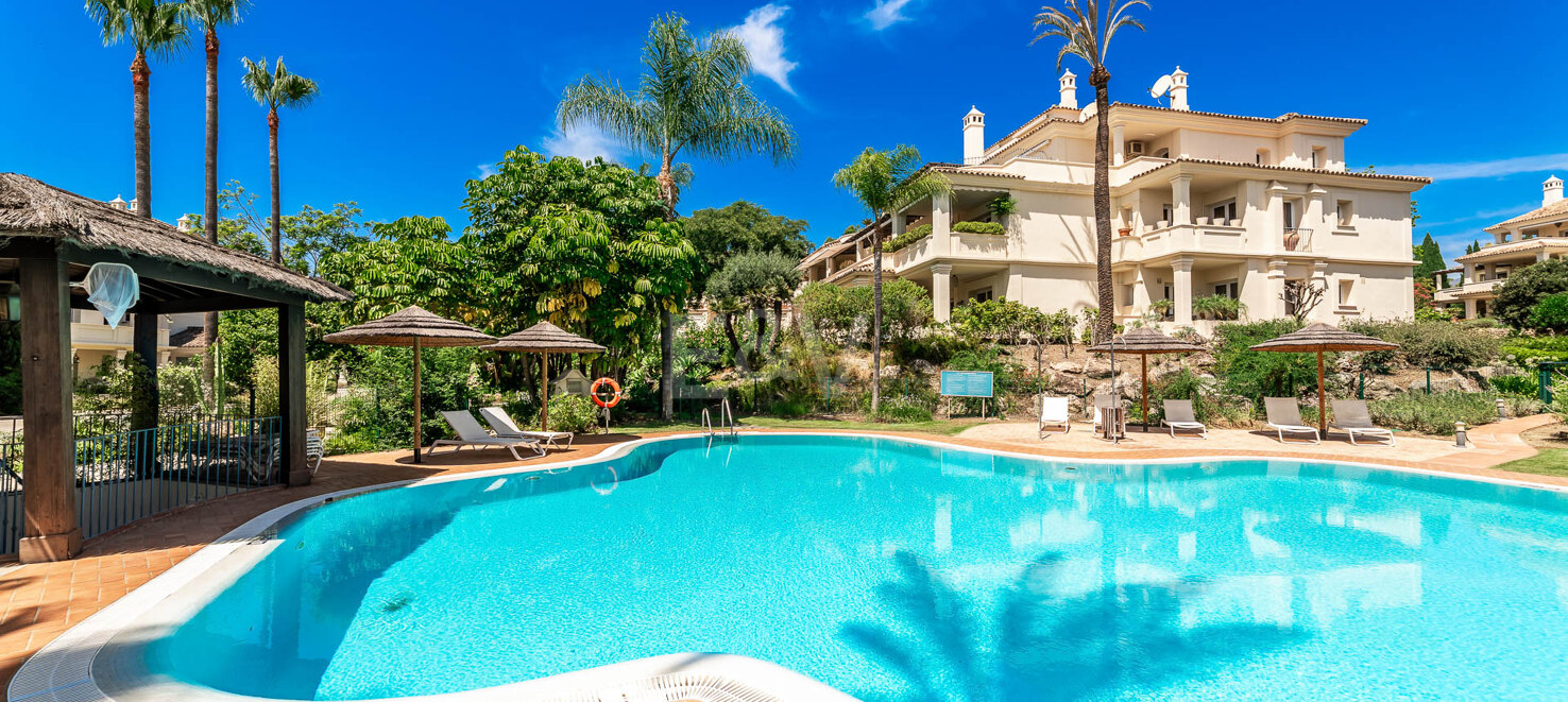 Duplex penthouse with spectacular views in prestigious Golf area – Great Potential !
