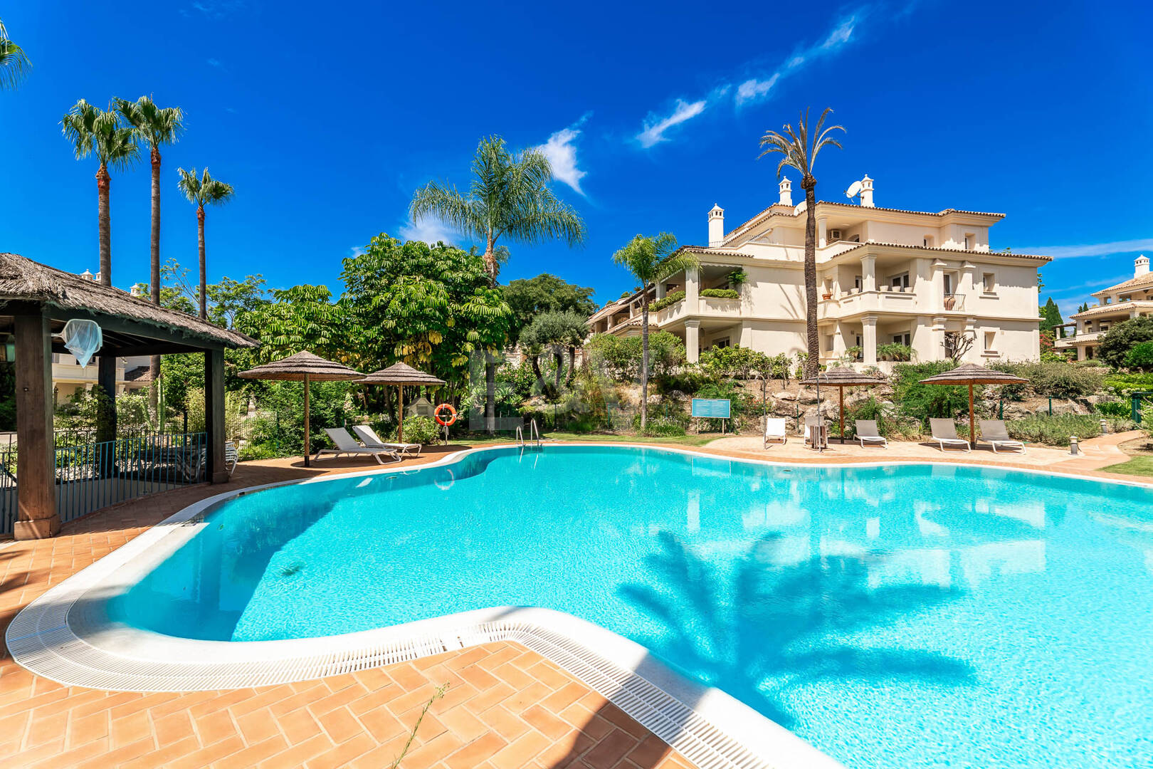 Penthouse dúplex en una prestigiosa comunidad de golf en primera línea con vistas espectaculares