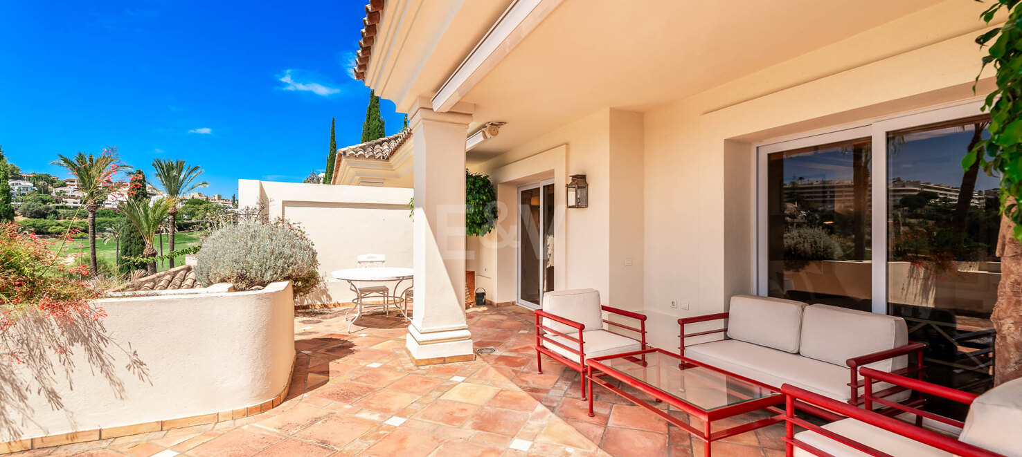 Duplex penthouse with spectacular views in prestigious Golf area – Great Potential !