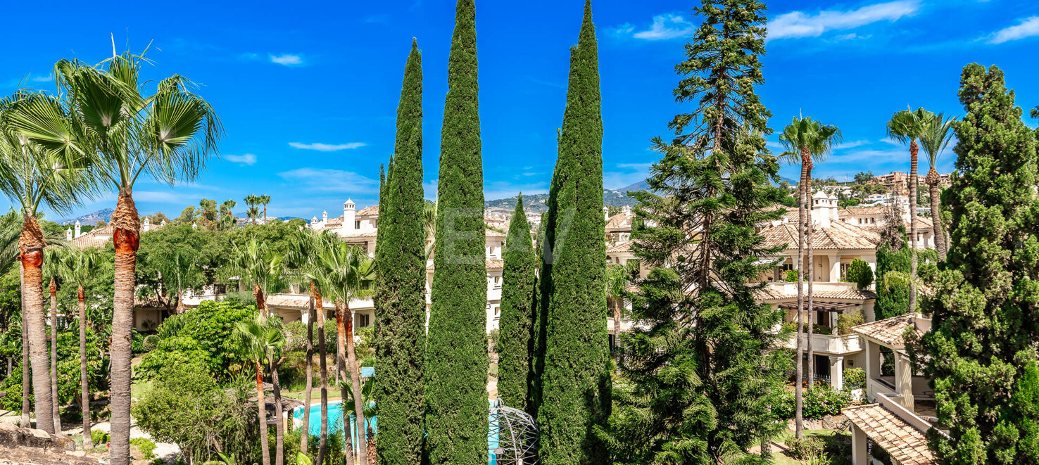 Duplex penthouse with spectacular views in prestigious Golf area – Great Potential !