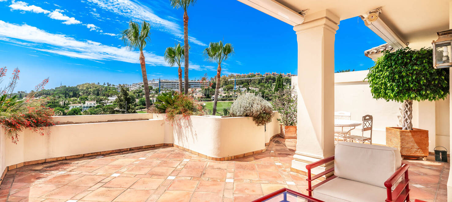 Duplex Penthouse avec Spectaculaire Vues dans la zone de golf prestigieux avec un grand potentiel